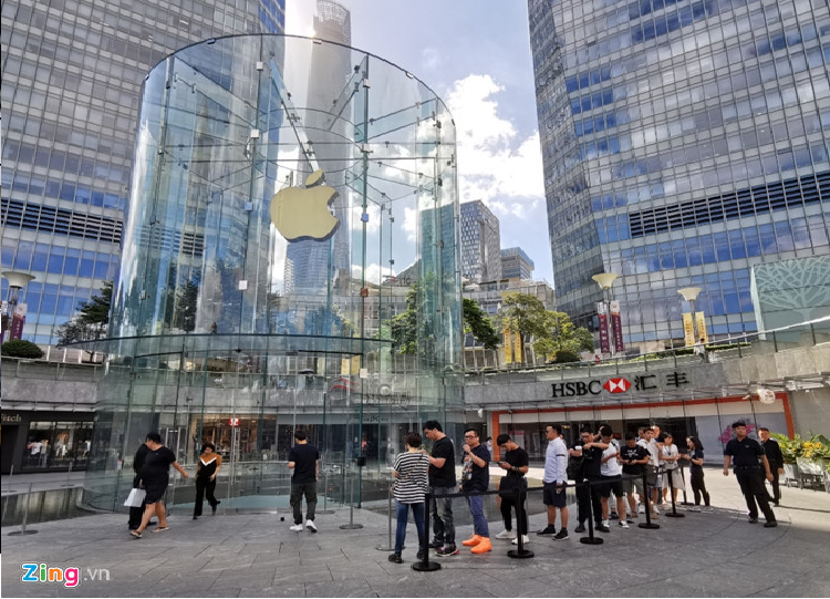 Apple Store vo tay chao don nguoi mua iPhone 11 dau tien