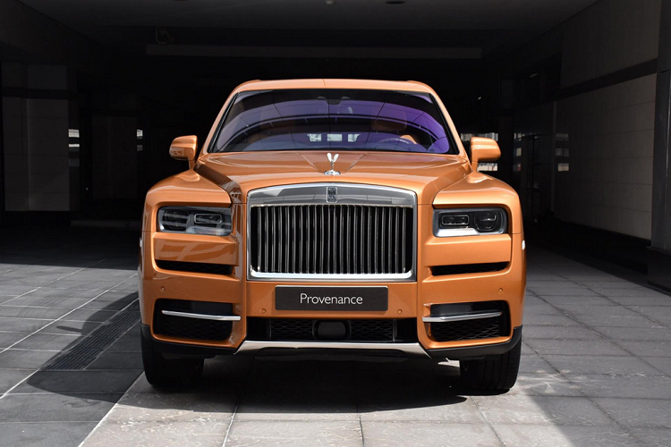 Ngam Rolls-Royce Cullinan mau sieu doc hon 32 ty