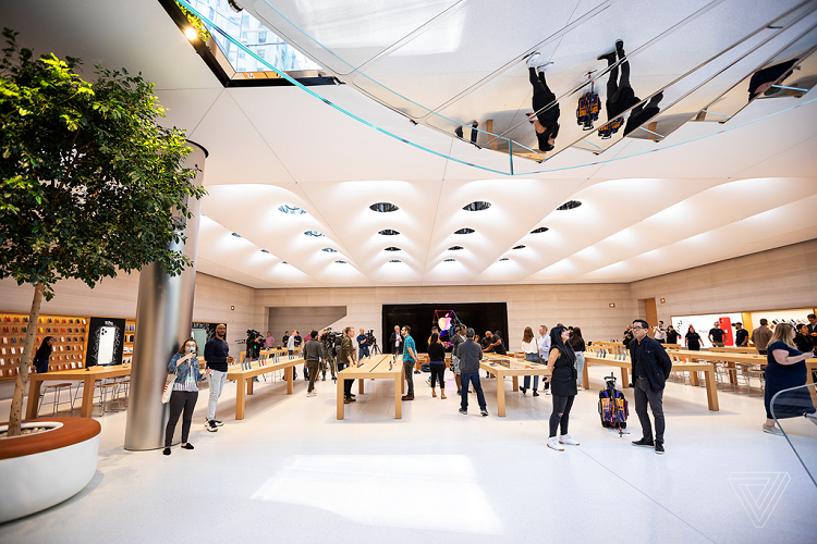 Ben trong Apple Store lon nhat the gioi vua mo cua tro lai-Hinh-6