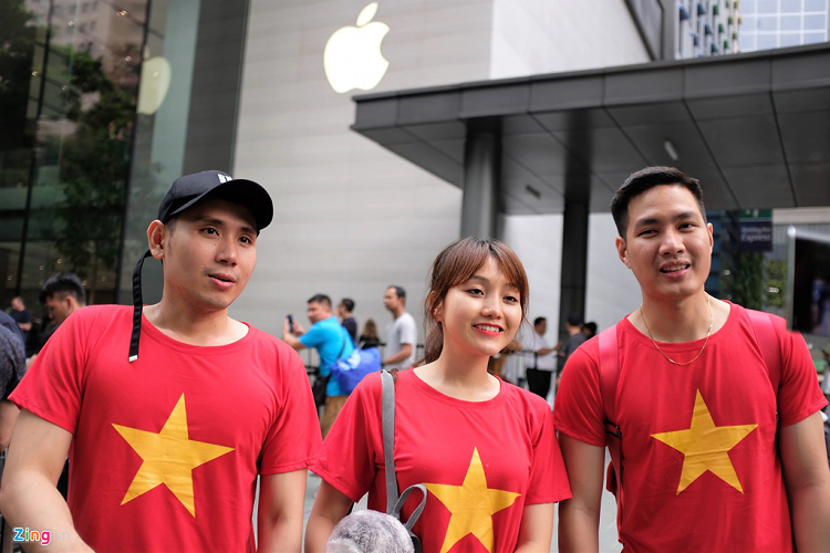 Bat nhao sang tay iPhone 11 truoc cua Apple Store-Hinh-2