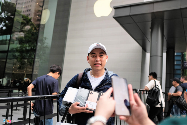 Bat nhao sang tay iPhone 11 truoc cua Apple Store-Hinh-3