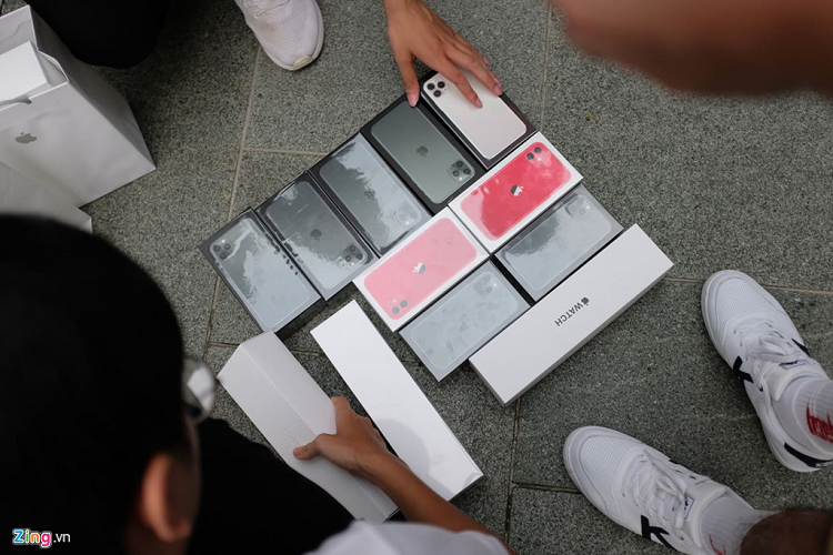 Bat nhao sang tay iPhone 11 truoc cua Apple Store-Hinh-9
