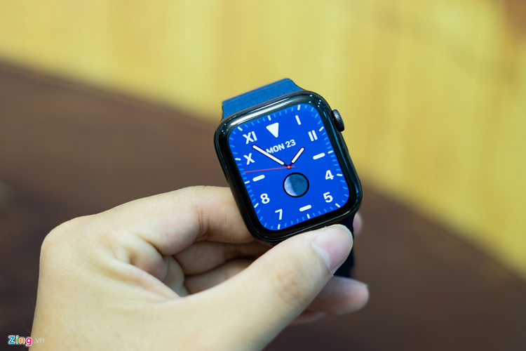 Trai nghiem Apple Watch Series 5 moi gia 12 trieu dong-Hinh-6