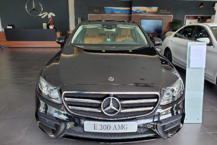 Can canh Mercedes-Benz E300 AMG hon 2,8 ty tai Viet Nam-Hinh-2