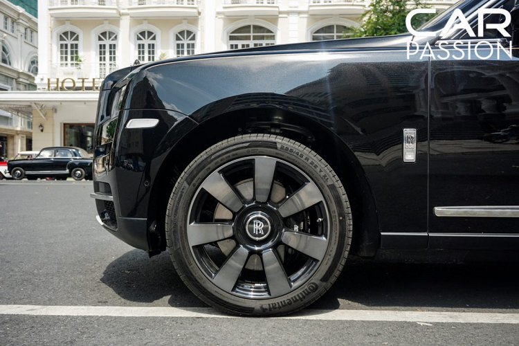 Xe Rolls-Royce Cullinan hon 40 ty lan banh tai Sai Gon-Hinh-5