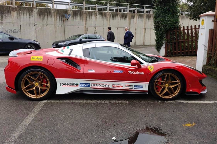 Ferrari 488 Pista Spider khoac ao sieu xe dua huyen thoai-Hinh-2