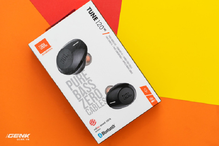 Tren tay tai nghe true-wireless JBL Tune 120 moi