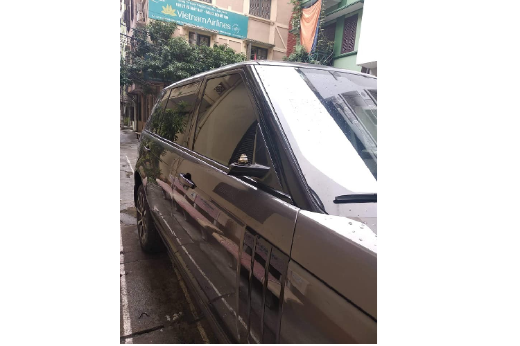 Xe sang Range Rover bi vat guong tri gia 100 trieu o Ha Noi-Hinh-3