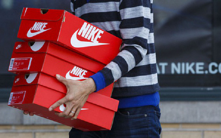 Nike go toan bo san pham khoi trang web cua Amazon
