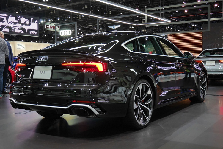 Can canh Audi RS 5 moi phien ban 