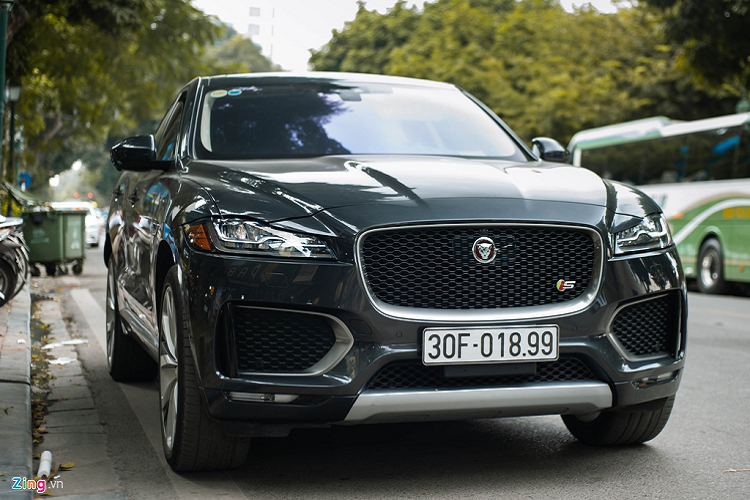 SUV Jaguar F-Pace S doc nhat Viet Nam tren pho Ha Noi