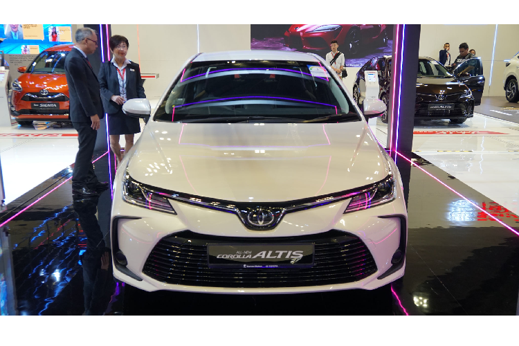 Toyota Corolla Altis gan 1,8 ty tai Singapore, gap doi Viet Nam