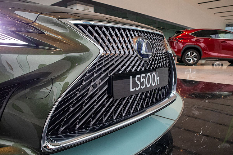 Can canh Lexus LS500h 2020 gan 8 ty dong tai Ha Noi-Hinh-3