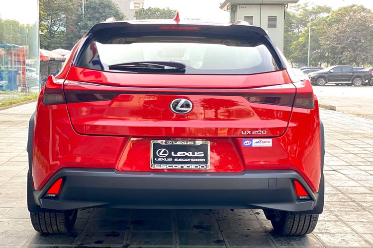 Lexus UX 200 moi dau tien ve Viet Nam 