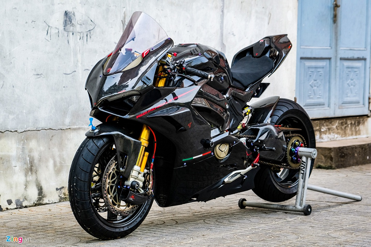 Ducati Panigale V4 độ xe đua - một chiếc mô tô đầy phiêu lưu và tinh thần đua xe. Xem chiếc xe mang phong cách thể thao này và cảm nhận sức mạnh của động cơ kép đầy ấn tượng của nó.