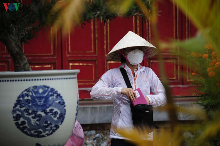 Du khach tham quan Dai Noi Hue deo khau trang ngua viem phoi la-Hinh-6