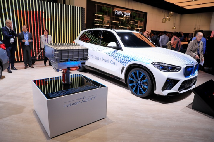 Xe sang BMW gia re chay nhien lieu hydro ban ra vao 2025