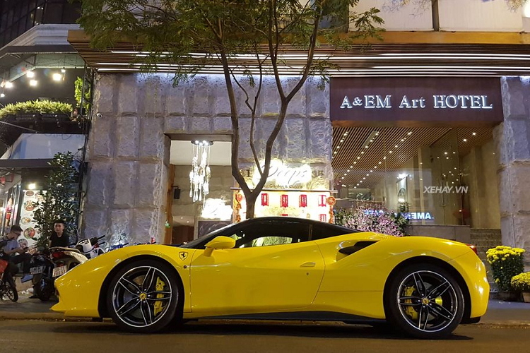 Phan Hoang cuoi Ferrari 488 GTB 15 ty xuong pho choi Tet-Hinh-5