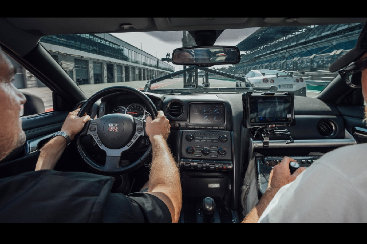 Xe quay phim Nissan GT-R chay nhanh hon ca xe dua-Hinh-6