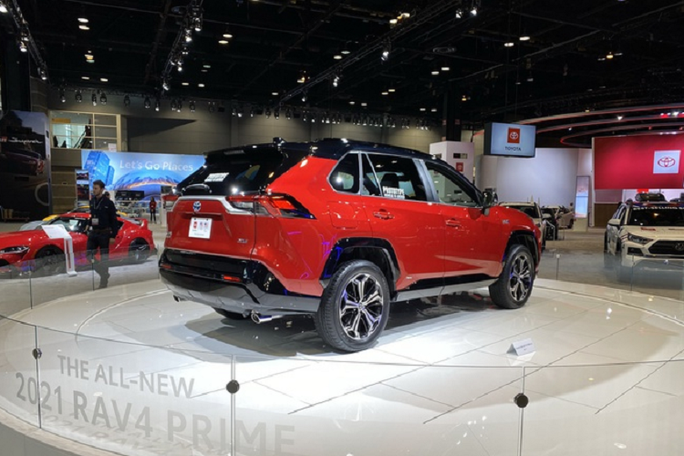 Ra mat Toyota RAV4 Prime PHEV 2021, cam khach cham vao xe-Hinh-3