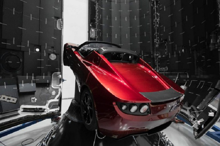 Tesla Roadster cua Elon Musk bay hon 1,6 ty km trong khong gian