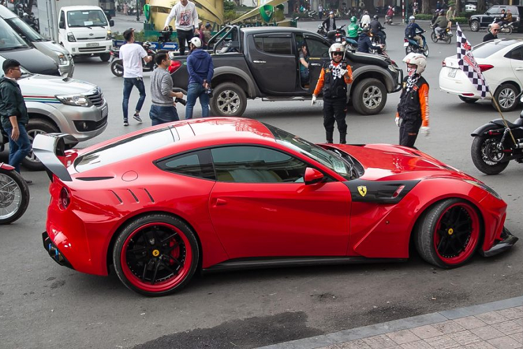 Sieu xe Ferrari F12 Berlinetta hon 22 ty lan banh tai Ha Noi-Hinh-3