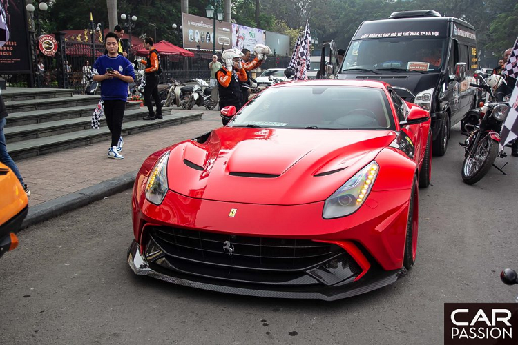 Sieu xe Ferrari F12 Berlinetta hon 22 ty lan banh tai Ha Noi