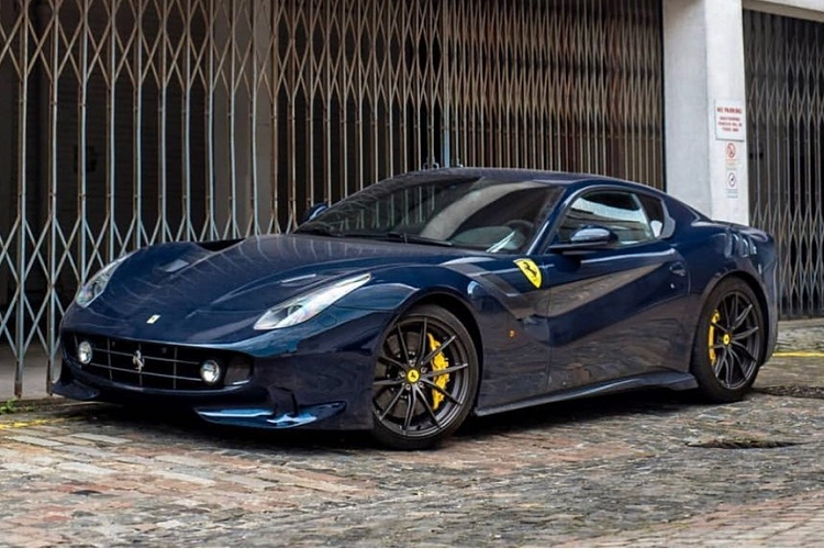 Sieu xe Ferrari F12tdf doi mau son, do ca can truoc day la lam-Hinh-3