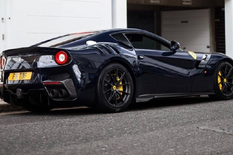 Sieu xe Ferrari F12tdf doi mau son, do ca can truoc day la lam-Hinh-4