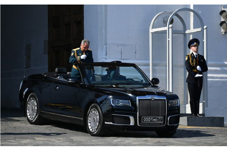 Chang can quang cao, Rolls-Royce Nga - Aurus Senat van 