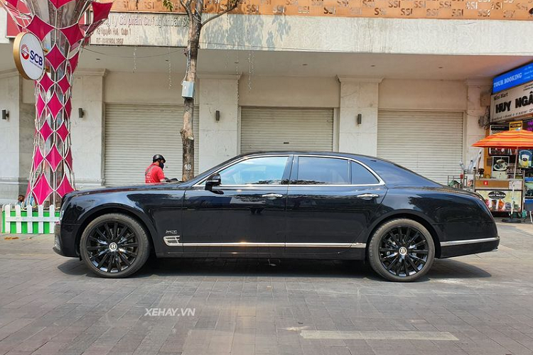 Bentley Mulsanne W.O. Edition doc nhat Viet Nam tren pho Sai Gon-Hinh-4