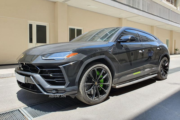 Lamborghini Urus hon 20 ty khoac ao 