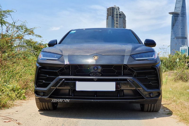 Lamborghini Urus hon 20 ty khoac ao 