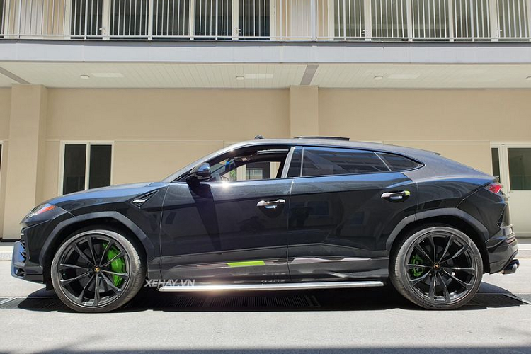 Lamborghini Urus hon 20 ty khoac ao 