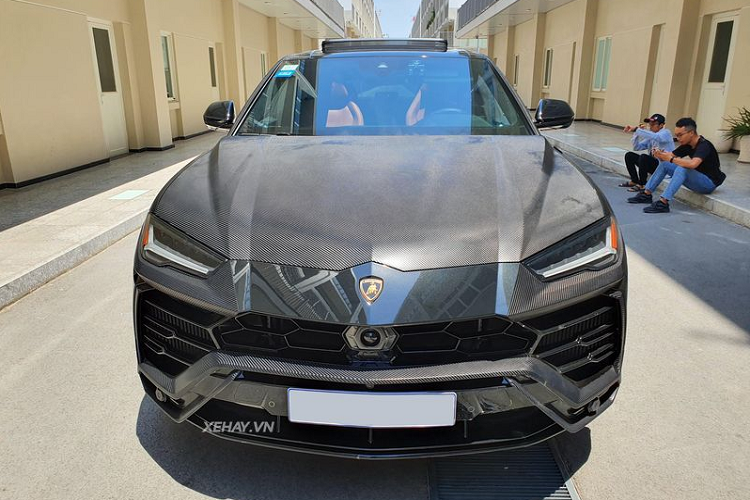 Lamborghini Urus hon 20 ty khoac ao 