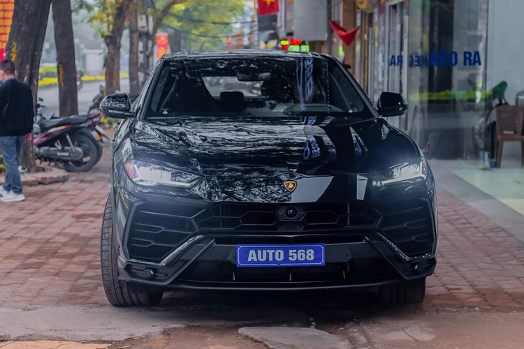 Sieu SUV Lamborghini Urus mau den hon 22 ty, doc nhat Viet Nam