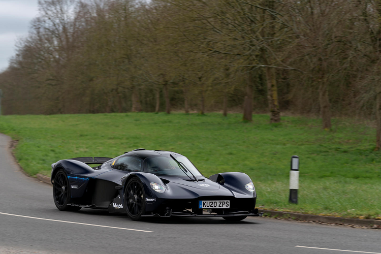 Sieu xe Aston Martin Valkyrie dau tien xuat hien tren duong pho-Hinh-8