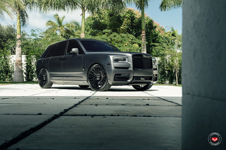 SUV sieu sang Rolls-Royce Cullinan do mau xam mo gay tranh cai-Hinh-6