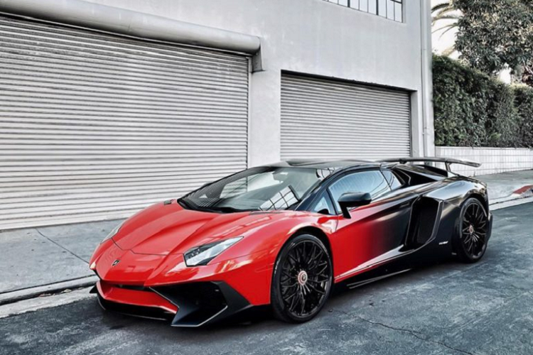 Chris Brown lai thay ao cho Lamborghini Aventador SV Roadster