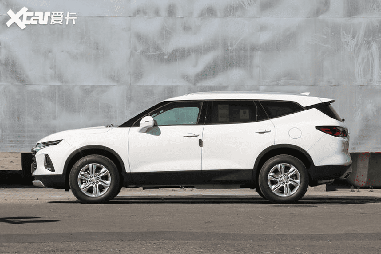 Chevrolet Blazer 2020 tu 863 trieu dong, 