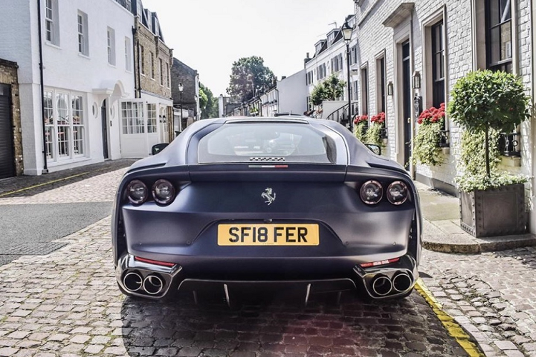 Chiem nguong Ferrari 812 Superfast trong mau ao Stirling Moss-Hinh-9