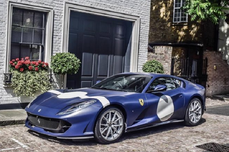 Chiem nguong Ferrari 812 Superfast trong mau ao Stirling Moss