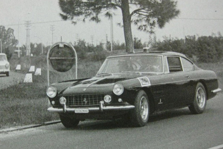 Dau gia sieu xe Ferrari 250 GTE cua canh sat Rome-Hinh-2