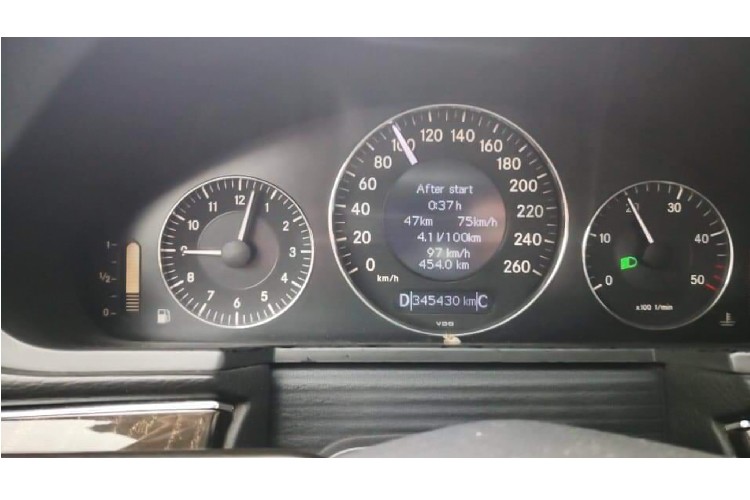 Xe sang Mercedes-Benz E220 may dau chi hon 460 trieu o Ha Noi-Hinh-6