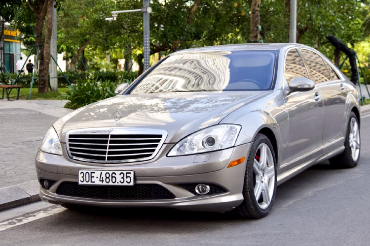 Xe sang Mercedes-Benz S550 dung 10 nam, gia ngang Mazda3