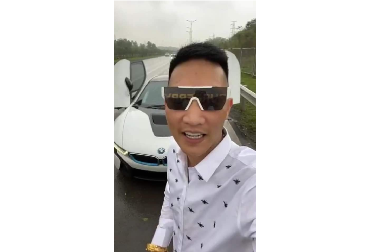 Huan “hoa hong” lai khoe anh sieu xe BMW i8 tren cao toc-Hinh-3