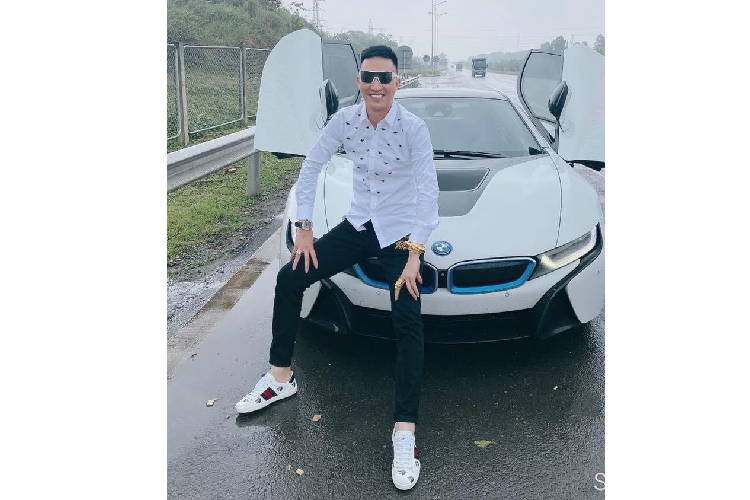 Huan “hoa hong” lai khoe anh sieu xe BMW i8 tren cao toc-Hinh-4