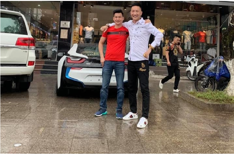 Huan “hoa hong” lai khoe anh sieu xe BMW i8 tren cao toc-Hinh-5