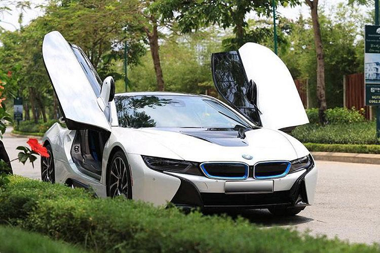 Huan “hoa hong” lai khoe anh sieu xe BMW i8 tren cao toc-Hinh-6