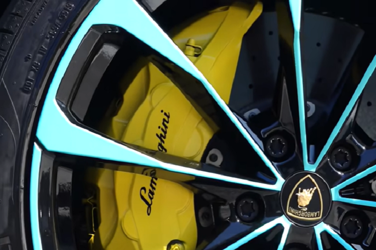 Sieu SUV Lamborghini Urus “loe loet” trong bo canh mau xanh-Hinh-3